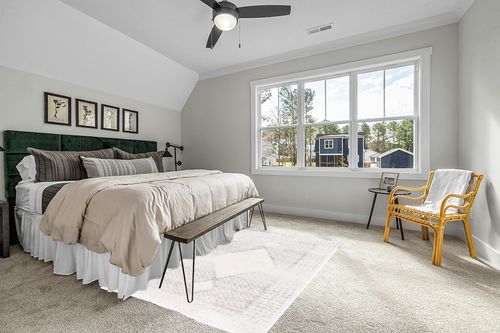 Safavieh Fontana Shag Collection Area Rug - 5'3" x 7'6", Ivory & Grey, Modern Design, Non-Shedding & Easy Care, 2-inch Thick Ideal for High Traffic Areas in Living Room, Bedroom (FNT827A) in Grey Traditional Bedroom with King Bed