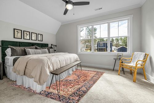 Loloi Layla 7'-6" x 9'-6" Area Rug in Red/Navy - Thick Area Rug, Soft Area Rug with, Vintage Inspired Distressed Design, Low Pile, Non-Shedding, Easy Clean, Durable Living Room Rug in Grey Traditional Bedroom with King Bed