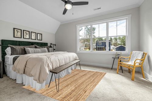 NuLOOM Rigo Hand Woven Farmhouse Jute Area Rug, 6' x 9', Natural in Grey Traditional Bedroom with King Bed