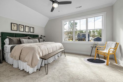Safavieh Braided Collection Area Rug - 4' Round, Black & Light Grey, Handmade Country Farmhouse, Ideal for High Traffic Areas in Living Room, Bedroom (BRD803F) in Grey Traditional Bedroom with King Bed