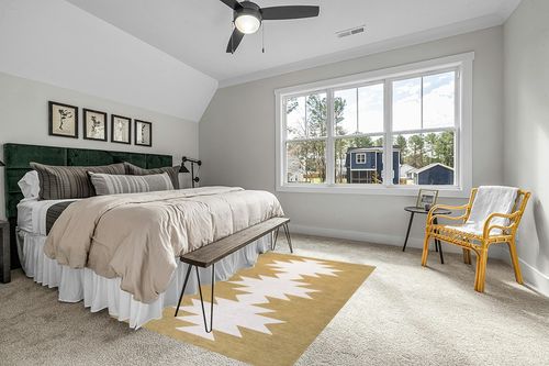 JONATHAN Y WSH110B-5 Chayton Minimalist Geometric Machine-Washable Indoor Area-Rug, Bohemian Southwestern Modern Easy-Cleaning,Bedroom,Kitchen,Living-Room,Non Shedding, Light-Green/Ivory, 5 X 8 in Grey Traditional Bedroom with King Bed