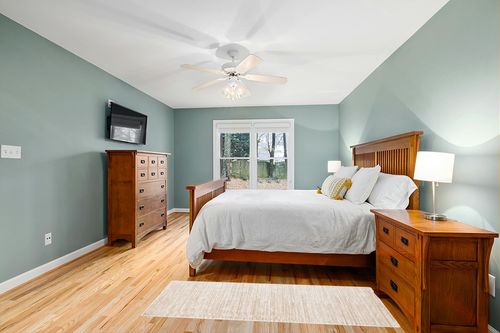 Cream Contemporary Non Slip Living Room Runner in Teal and Orange Wood Bedroom