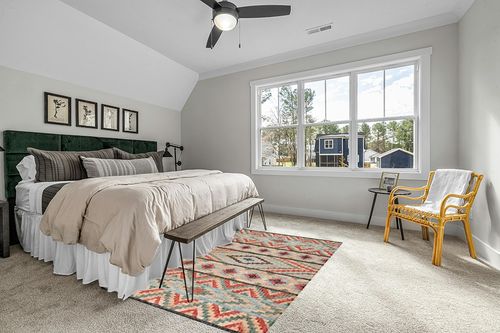 SAFAVIEH Kilim Collection Area Rug - 5' x 8', Natural & Red, Flat Weave Jute Design, Ideal for High Traffic Areas in Living Room, Bedroom (KLM758Q) in Grey Traditional Bedroom with King Bed
