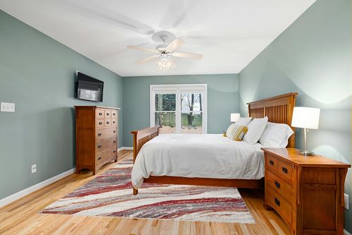 LUXE WEAVERS Lagos Collection 7983 Red 8x10 Art Deco Geometric Area Rug in Teal and Orange Wood Bedroom