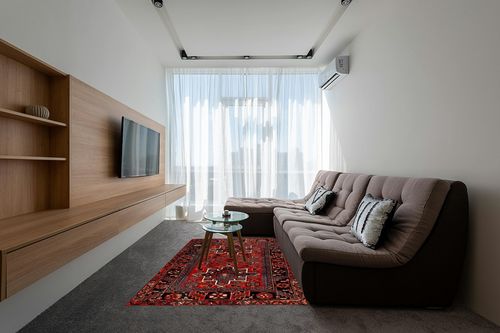 SAFAVIEH Vintage Hamadan Collection Area Rug - 5'3" x 7'6", Red & Multi, Oriental Traditional Persian Design, Non-Shedding & Easy Care, Ideal for High Traffic Areas in Living Room, Bedroom (VTH211A) in Grey Living Room with Brown Couch