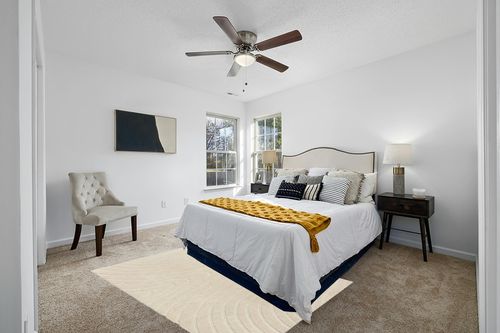 LUXE WEAVERS Modern Geometric Wave Cream 5x7 Area Rug in White and Yellow Modern Bedroom
