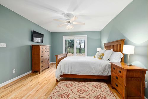 Safavieh Martha Stewart MSR4114-23112 4'0" x 5'7" Beige / Terracotta Area Rug in Teal and Orange Wood Bedroom