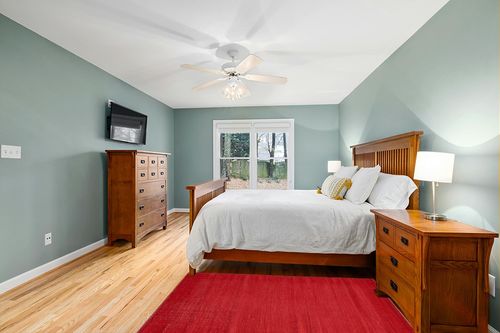 Unique Loom Williamsburg Collection Area Rug - Solid (4' 1" x 6' 1" Rectangle, Burgundy) in Teal and Orange Wood Bedroom