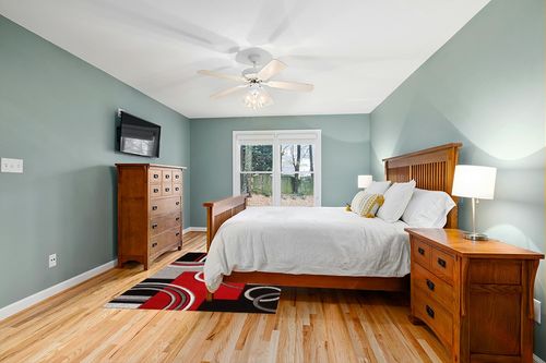 Red Modern Stain-resistant Living Room Area Rug in Teal and Orange Wood Bedroom