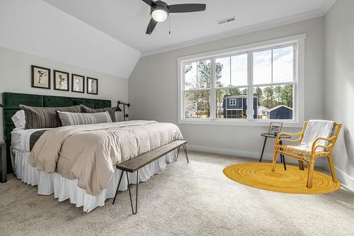 SAFAVIEH Braided Collection Area Rug - 6' Round, Gold, Handmade Country Farmhouse Reversible Cotton, Ideal for High Traffic Areas in Living Room, Bedroom (BRD452D) in Grey Traditional Bedroom with King Bed