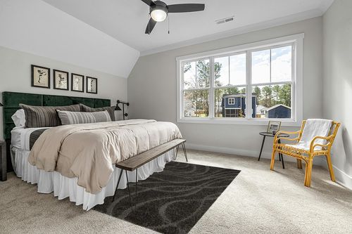 SAFAVIEH Florida Shag Collection Area Rug - 5'3" x 7'6", Grey & Grey, Non-Shedding & Easy Care, 1.2-inch Thick Ideal for High Traffic Areas in Living Room, Bedroom (SG471-8080) in Grey Traditional Bedroom with King Bed