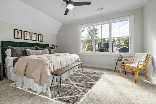 SAFAVIEH Hudson Shag Collection Area Rug - 8' x 10', Distressed Grey & Ivory, Trellis Design, Non-Shedding & Easy Care, 2-inch Thick Ideal for High Traffic Areas in Living Room, Bedroom (SGH281K) in Grey Traditional Bedroom with King Bed