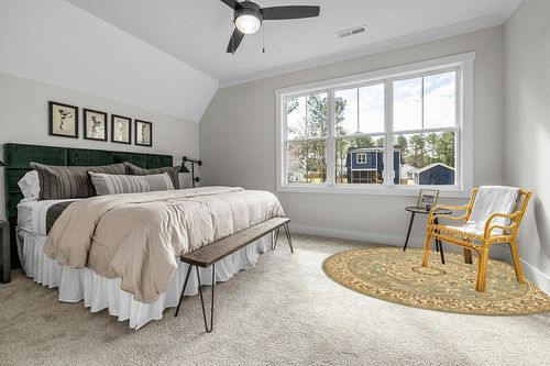 Unique Loom Versailles Collection Traditional Classic Medallion Floral Motif Area Rug (8' 0 x 8' 0 Round, Green/ Ivory) in Grey Traditional Bedroom with King Bed
