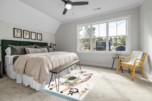 SAFAVIEH Carousel Kids Collection Area Rug - 5'3" x 7'6", Ivory, Animal Design, Non-Shedding & Easy Care, Ideal for High Traffic Areas for Boys & Girls in Playroom, Nursery, Bedroom (CRK120A) in Grey Traditional Bedroom with King Bed