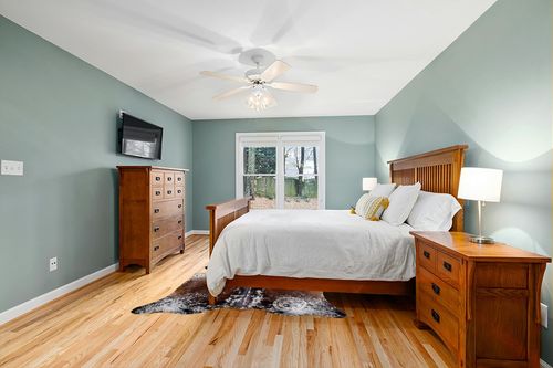 Sunshine Cowhides Salt and Pepper Tricolor Cowhide Rug Approx 5ft x 7ft 150cm x 210 cm in Teal and Orange Wood Bedroom