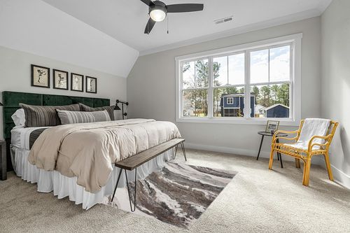 LUXE WEAVERS Lagos Collection 7983 Grey 5x7 Art Deco Area Rug in Grey Traditional Bedroom with King Bed