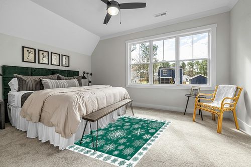 Christmas Area Rug 5 x 8, Washable Bedroom Rug Non-Slip Kitchen Rugs Non Shedding Floor Cover Mat Runner Rug for Living Room Dining Room Outdoor Carpet Seasonal Green Snowflakes Winter Xmas in Grey Traditional Bedroom with King Bed