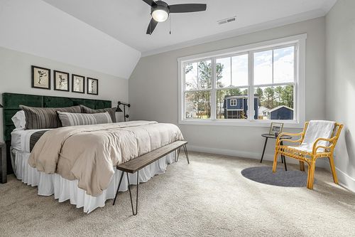 SAFAVIEH Natura Collection Area Rug - 4' Round, Dark Grey, Handmade Textured Wool, Ideal for The Living Room, Bedroom, Dining Room (NAT620H-4R) in Grey Traditional Bedroom with King Bed