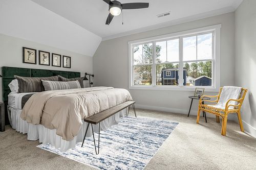 SAFAVIEH Amelia Collection Area Rug - 6' x 9', Grey & Navy, Modern Abstract Design, Non-Shedding & Easy Care, Ideal for High Traffic Areas in Living Room, Bedroom (ALA768B) in Grey Traditional Bedroom with King Bed