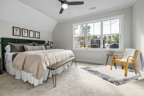 SAFAVIEH Skyler Collection Area Rug - 6'7" Round, Ivory Grey & Black, Modern Design, Ideal for High Traffic Areas in Living Room, Bedroom, Dining (SKY114A-7SQ) in Grey Traditional Bedroom with King Bed