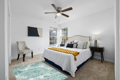 Unique Loom Sofia Collection Area Rug - Grand (4' 1" x 6' 1" Rectangle, Turquoise/ Ivory) in White and Yellow Modern Bedroom