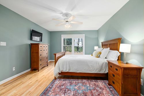 nuLOOM Zena Medallion Machine Washable Area Rug, 4x6, Rust in Teal and Orange Wood Bedroom