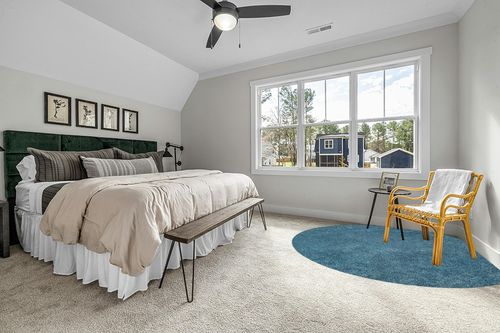 JONATHAN Y SEU100H-8R Haze Solid Low-Pile Indoor Area Rug, Coastal, Bohemian, Minimalist, Classic, Casual for Bedroom,Kitchen,Living Room,Non Shedding,Easy-Washing, Blue, 8' Round in Grey Traditional Bedroom with King Bed