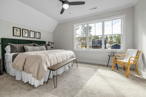 SAFAVIEH Natura Collection Area Rug - 8' x 10', Ivory & Beige, Handmade Farmhouse Boho Wool, Ideal for High Traffic Areas in Living Room, Bedroom (NAT220B) in Grey Traditional Bedroom with King Bed