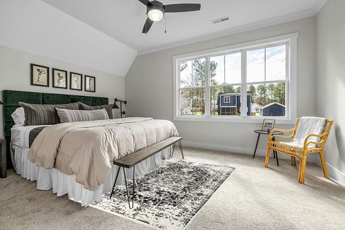 nuLOOM Jordana Vintage Distressed Medallion Area Rug, 5x8, Black and White in Grey Traditional Bedroom with King Bed