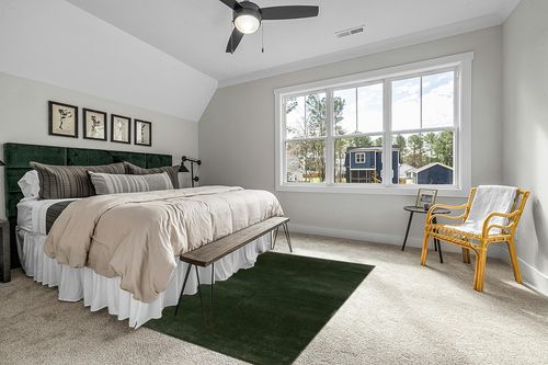 SAFAVIEH Revive Collection Area Rug - 5'3" x 7'7", Green, Solid Design, Non-Shedding & Easy Care, Ideal for High Traffic Areas in Living Room, Bedroom (REV102Y) in Grey Traditional Bedroom with King Bed