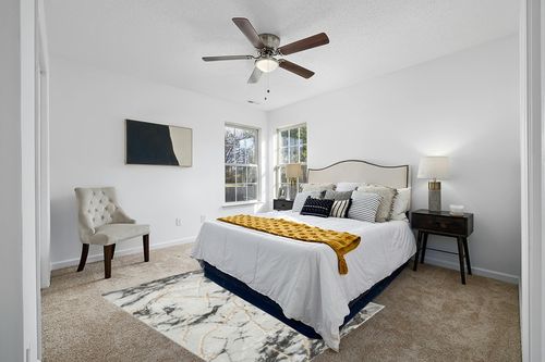 LUXE WEAVERS Ivory Gold 5x7 Marble Abstract Area Rug in White and Yellow Modern Bedroom