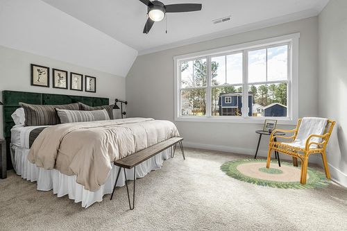 SAFAVIEH Cape Cod Collection 6' Round Green / Natural CAP212Y Handmade Boho Fringe Jute & Cotton Area Rug in Grey Traditional Bedroom with King Bed