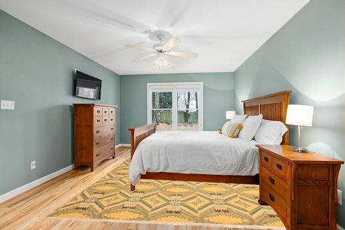 SAFAVIEH Bengal Diamond Collection 9' x 12' Saffron Yellow DVE517A Hand-Knotted Premium Wool Area Rug in Teal and Orange Wood Bedroom