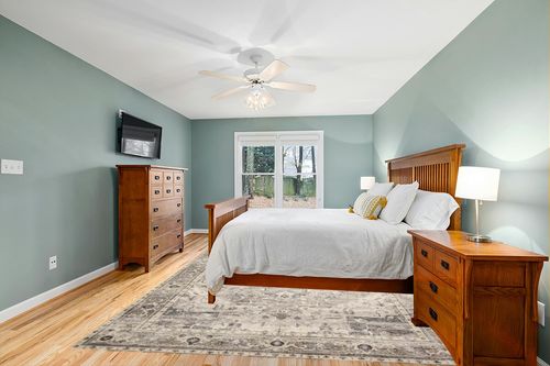 Loloi II Hathaway Collection HTH-05 Steel/Ivory, Traditional 9'-0" x 12'-0" Area Rug in Teal and Orange Wood Bedroom