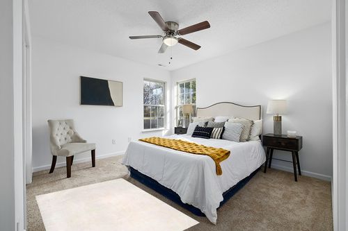 nuLOOM Loni Solid Machine Washable Shag Area Rug, 4' x 6', White in White and Yellow Modern Bedroom