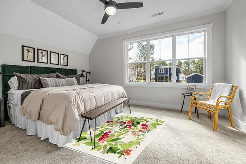 Christmas Area Rug 5 x 8, Washable Bedroom Rug Non-Slip Kitchen Rugs Non Shedding Floor Cover Mat Runner Rug for Living Room Dining Room Outdoor Carpet Pine Needles Seasonal Winter Leaves Plant in Grey Traditional Bedroom with King Bed