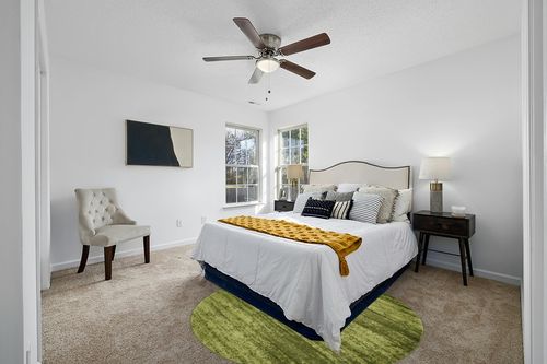 Unique Loom Del Mar Collection Area Rug - Lucille (6' 1" Round, Green/ Hunter Green) in White and Yellow Modern Bedroom