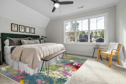 SAFAVIEH Watercolor Collection Area Rug - 9' x 12', Green & Fuchsia, Colorful Boho Abstract Design, Non-Shedding & Easy Care, Ideal for High Traffic Areas in Living Room, Bedroom (WTC697C) in Grey Traditional Bedroom with King Bed