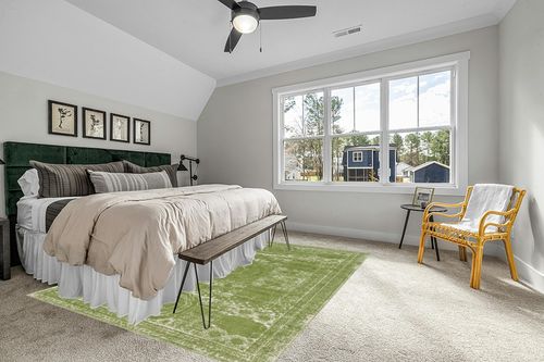 Unique Loom Bromley Collection Area Rug - Wells (7' 10" x 10' Rectangle, Green/ Ivory) in Grey Traditional Bedroom with King Bed