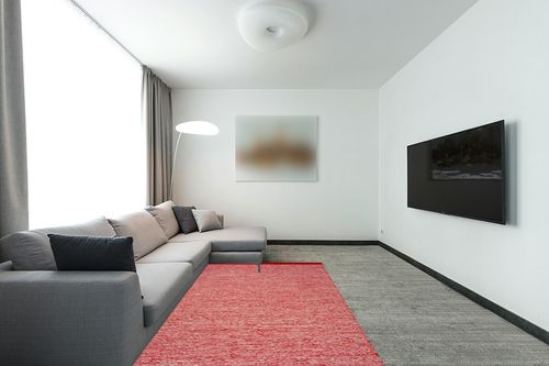 SAFAVIEH Montauk Collection Area Rug - 5' x 8', Red, Handmade Tassel Cotton, Ideal for High Traffic Areas in Living Room, Bedroom (MTK610N) in Modern Living Room with Grey Couch