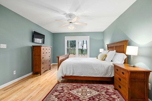 Deneen Farmhouse Traditional Red Area Rug Bungalow Rose Rug Size: Rectangle 4' x 6' in Teal and Orange Wood Bedroom