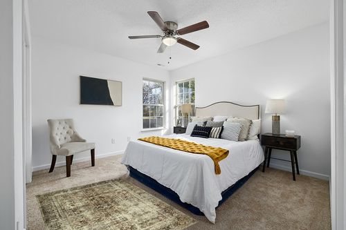 Loloi Magnolia Home by Joanna Gaines x Sinclair Pebble/Taupe 3'-6" x 5'-6" Accent Rug in White and Yellow Modern Bedroom