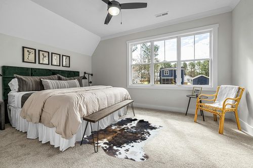 bonanza leathers Genuine Cowhide Rug Western Home Decor Rug Cowhide Large Cow Skin Rug for Wall Decor/Living Room/Bedroom Rug in Grey Traditional Bedroom with King Bed