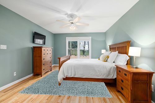 Mark&Day Area Rugs, 8x10 Abraham Modern Shag Teal Area Rug, Blue Carpet for Living Room, Bedroom or Kitchen (7'10" x 10') in Teal and Orange Wood Bedroom