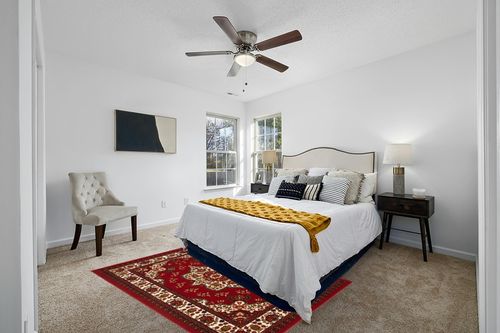 Maroon Traditional Non Slip Living Room Area Rug in White and Yellow Modern Bedroom