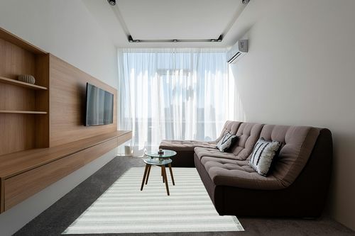 Safavieh Augustine Collection Area Rug - 6'4" x 9'6", Ivory & Green, Cotton Stripe Fringe Design, Non-Shedding & Easy Care, Ideal for High Traffic Areas in Living Room, Bedroom (AGT501Y) in Grey Living Room with Brown Couch