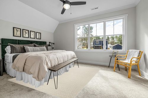 SAFAVIEH Vermont Collection Area Rug - 8' x 10', Ivory, Handmade Wool & Cotton, Ideal for High Traffic Areas in Living Room, Bedroom (VRM104A) in Grey Traditional Bedroom with King Bed