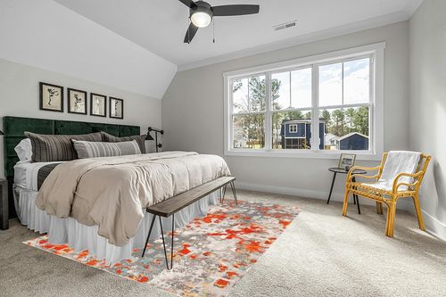 ‎Grey/Orange ‎Contemporary  ‎Living Room ‎Area Rug in Grey Traditional Bedroom with King Bed