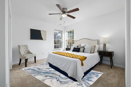 SAFAVIEH Horizon Shag Collection Area Rug - 6' x 9', Grey & Blue, Modern Abstract Design, Non-Shedding & Easy Care, 2-inch Thick Ideal for High Traffic Areas in Living Room, Bedroom (HZN890G) in White and Yellow Modern Bedroom
