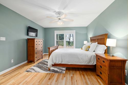 LUXE WEAVERS Lagos Collection 7983 Grey 5x7 Art Deco Area Rug in Teal and Orange Wood Bedroom